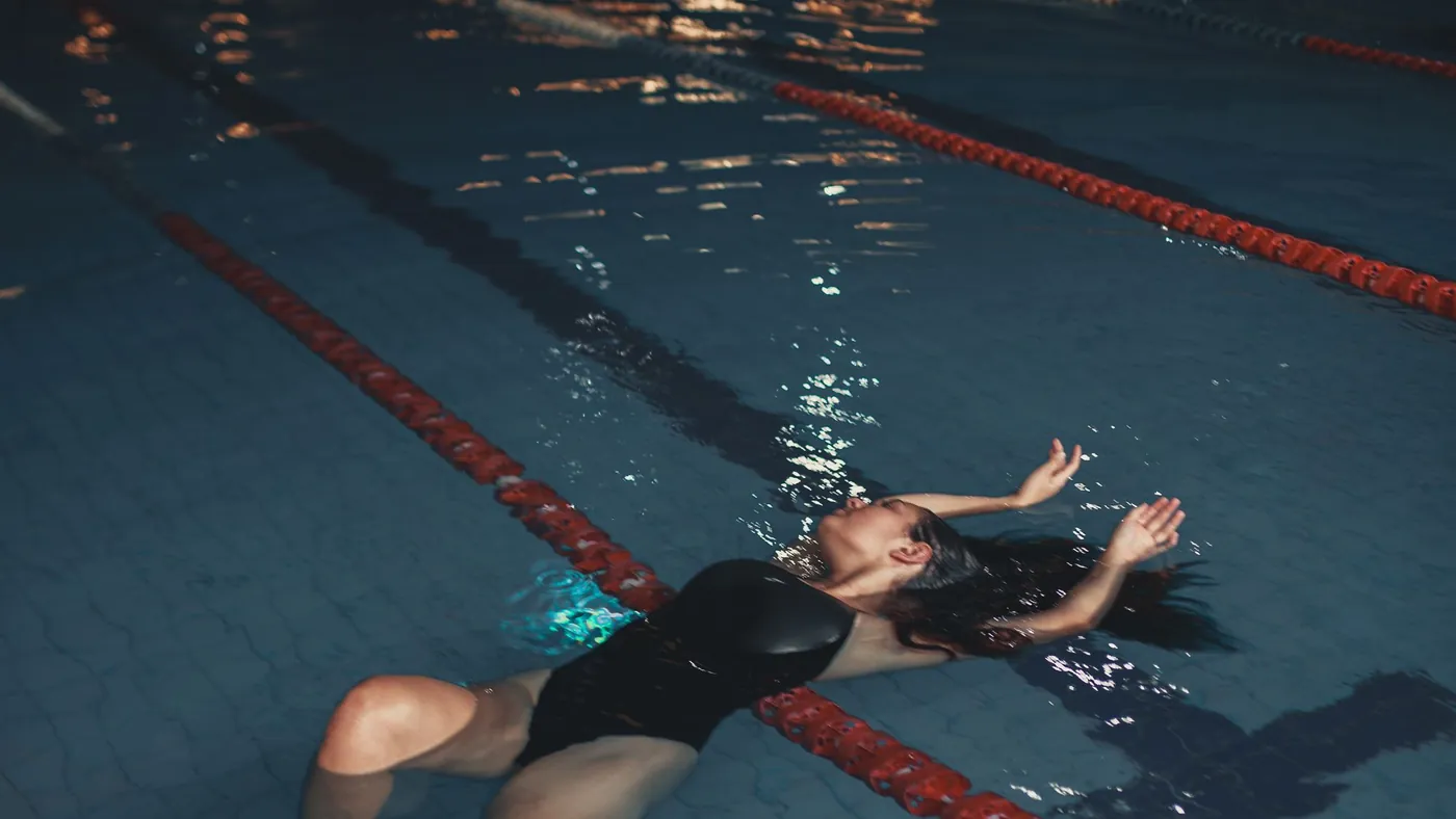 Schwimmerin von oben in ihrer Bahn