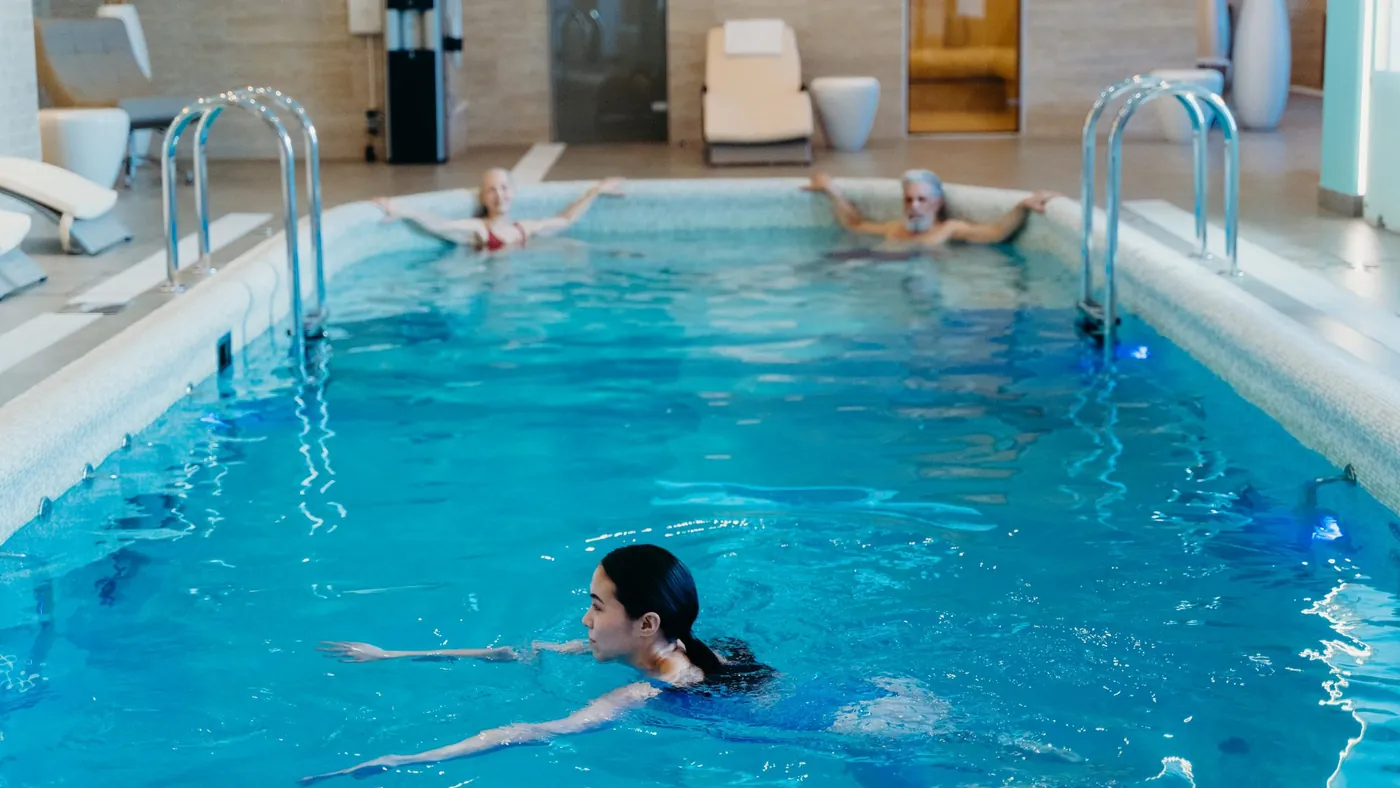 Schwimmerin beim Kraulen zwischen den Bahnentrennleinen