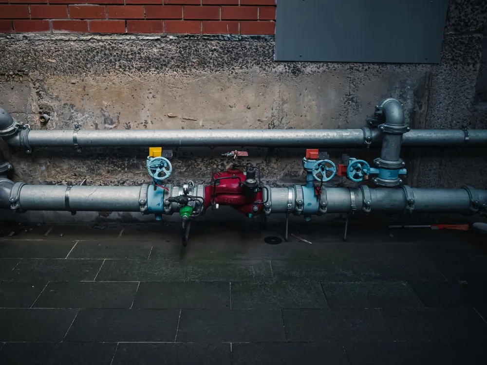 Industrielle Wasserleitungen mit farbigen Absperrventilen